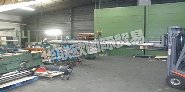 AUVERGNE VERINS自1988年以來(lái)專(zhuān)門(mén)從事液壓缸的維護(hù)和制造。他們的專(zhuān)業(yè)技術(shù)人員和他們的鍍鉻棒，搭接管和密封件庫(kù)存使他們能夠處理所有類(lèi)型的氣缸。