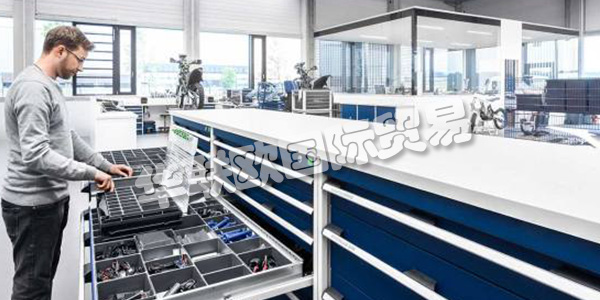 BOTT集團(tuán)公司在三個歐洲地區(qū)開發(fā)和生產(chǎn)車輛設(shè)備，操作設(shè)備和工作站系統(tǒng)。憑借其產(chǎn)品，bott為全球工業(yè)和貿(mào)易客戶提供服務(wù)。他們在生產(chǎn)，服務(wù)和裝配方面的高效工作是這里的重點。