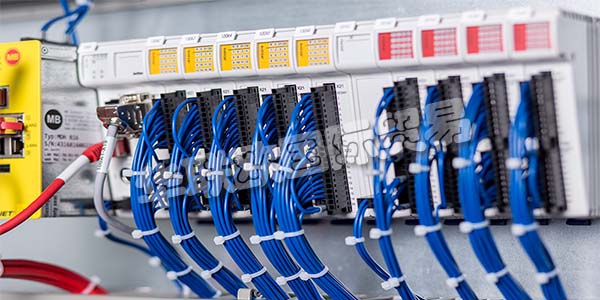 德國FUTRONIC主要產(chǎn)品：FUTRONIC控制器、伺服驅(qū)動器等。FUTRONIC是玻璃制造行業(yè)機(jī)器和設(shè)備制造商的復(fù)雜自動化解決方案的全球領(lǐng)先供應(yīng)商之一。此外，他們憑借為工業(yè)自動化和其他行業(yè)領(lǐng)域的供應(yīng)商和制造商提供的創(chuàng)新產(chǎn)品和服務(wù)，為自己贏得了名聲。