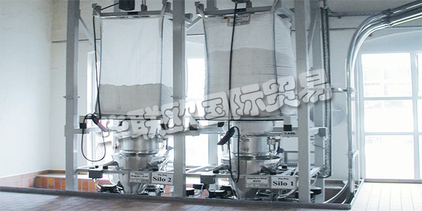 德國(guó)AZO主要產(chǎn)品：AZO螺桿泵、旋轉(zhuǎn)式篩分機(jī)等。AZO集團(tuán)在自動(dòng)化原材料處理方面，是世界上經(jīng)驗(yàn)最豐富的公司之一。他們擁有1000多名員工，他們對(duì)自己的工作充滿熱情，并利用他們豐富的知識(shí)和豐富的工廠工程和建筑經(jīng)驗(yàn)積累了70多年的經(jīng)驗(yàn)，為您開發(fā)高效，可持續(xù)的解決方案。