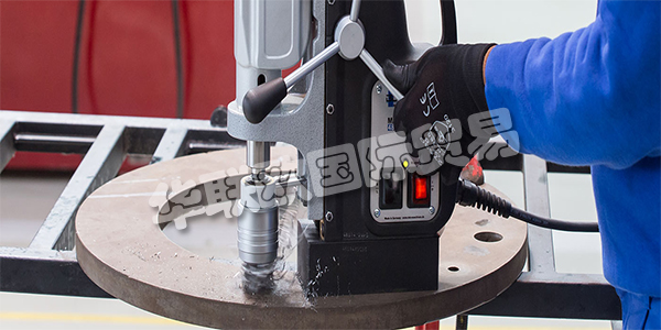 德國BDS主要產(chǎn)品：BDS鉆孔機(jī)、切割機(jī)等。BDS總部位于德國門興格拉德巴赫，他們的簡單高效策略經(jīng)過優(yōu)化，可持續(xù)生產(chǎn)最優(yōu)質(zhì)的磁芯鉆孔機(jī)，巖芯鉆機(jī)和邊緣加工機(jī)。超過100個國家依靠BDS提供專業(yè)，強(qiáng)大，優(yōu)質(zhì)的機(jī)器，甚至可以處理最棘手的金屬加工作業(yè)。